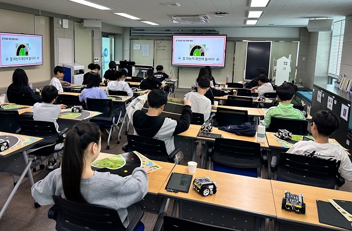 ▲광주서초등학교 학생들이 SW교육지원센터에서 속도를 조절하며 달리는 자율주행 시스템을 코딩한 후 잘 주행하는지 확인하고 있다ⓒ광주시교육청