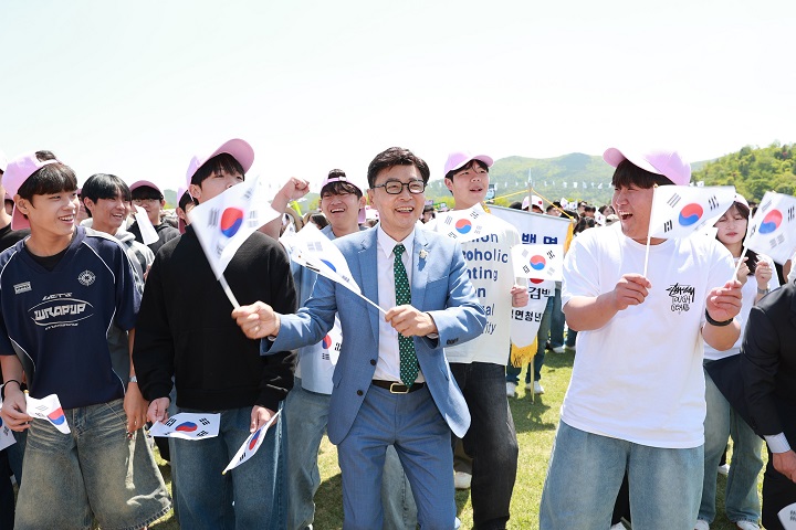 보성군민 ‘독도는 우리땅’ 플래시몹에 맞춰 태극기를 흔들고 있다 ⓒ보성군