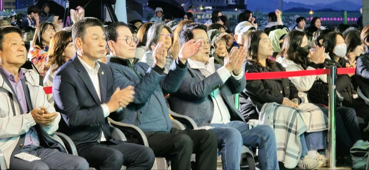 ▲YB밴드 공연에서 박지원 의원과 신우철 군수ⓒ페이스북