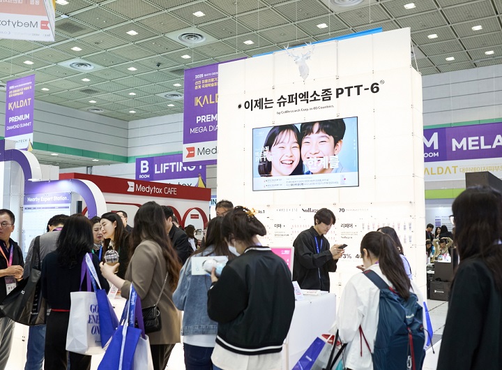 ▲대한레이저피부모발학회 칼레심 임상 캠페인 부스를 찾은 의료진과 병원 관계자들. (제공= 셀리서치)