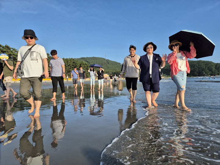 ▲송호해변에서 맨발걷기 ⓒ해남군