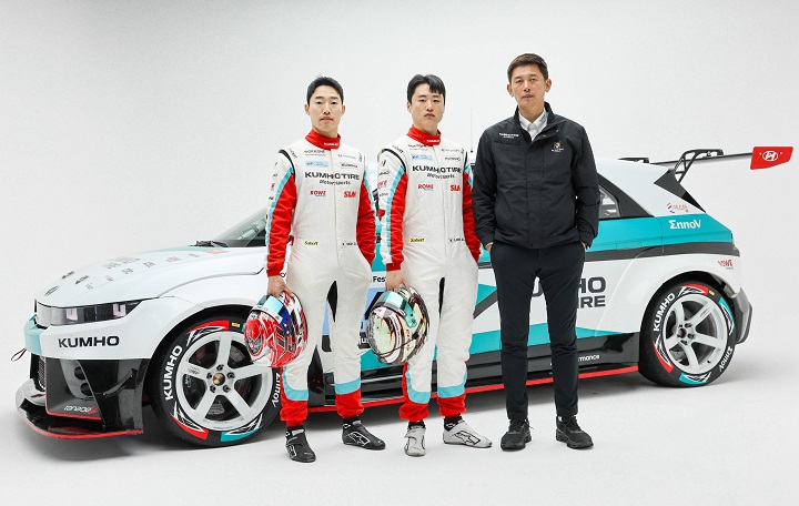 금호 SL모터스포츠 드라이버 노동기.이창욱 선수와 신영학 감독 ⓒ금호타이어