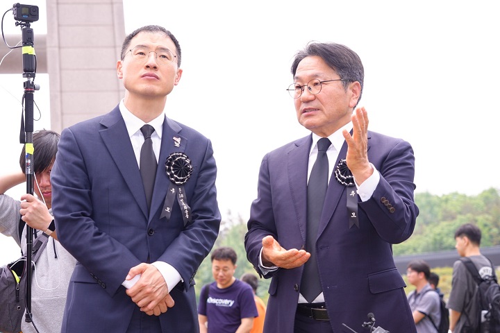 ▲강기정 시장이 17일 김상욱 국회의원과 국립5·18민주묘지에 안장된 양창근·문재학·안종필 열사 등의 묘지를 둘러보고 ‘그 소년들’이 꿈꿨던 민주세상에 대해 설명하고 있다 ⓒ광주시