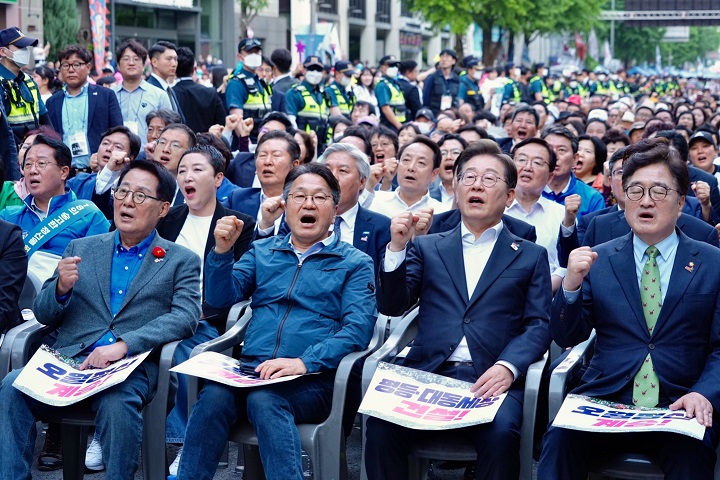 ▲강기정 광주시장이 ‘제45주년 5·18민주화운동 전야제’에 참석해 우원식 국회의장, 이재명 더불어민주당 대선후보 등과 함께 ‘임을 위한 행진곡’을 제창하고 있다 ⓒ광주광역시