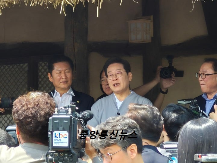 이재명 더불어민주당 대통령 후보 전남선거대책위원회가 19일 22개 시·군별 대표 공약을 제시하며 표심 공략에 나섰다. 광주~고흥 고속도로 건설 검토, 고흥 우주선철도(벌교~고흥~녹동) 건설 검토, 미래비행체(AAM‧드론)산업 허브 육성지원, 그린수소 기반 스마트팜 혁신밸리 에너지 자립화 지원, 고흥 다도해 산림치유원 조성 지원.