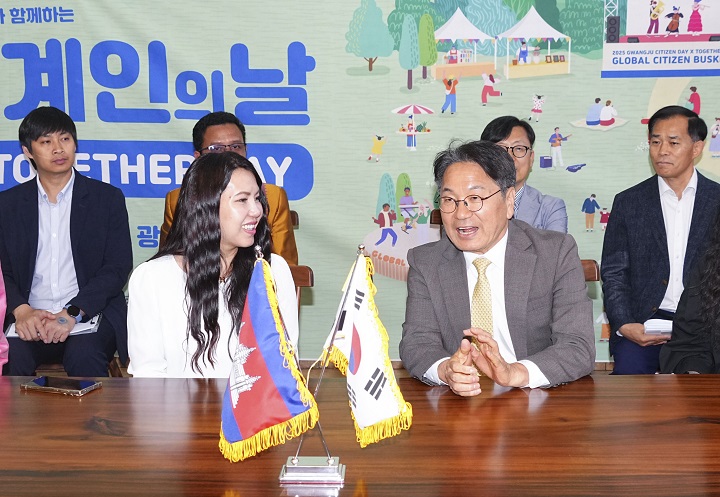 ▲강기정 광주광역시장이 지난 24일 오후 시청 1층 시민홀에서 찌릉 보톰랑세이 주한 캄보디아 대사와 접견을 하고 있다 ⓒ광주시