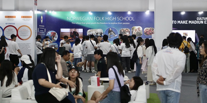 ▲국제교육관 전시장에서 체험을 하고있는 참관객들ⓒ전남교육청