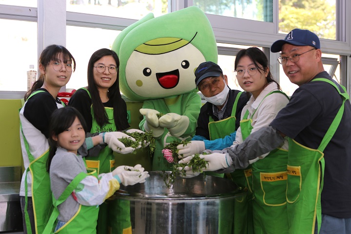 제48회 보성다향대축제에 참여한 관광객들(차 만들기 체험) ⓒ보성군