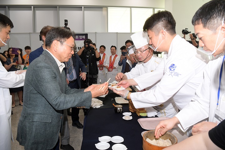  ▲강기정 시장이  2025년 초밥왕 대회에 참석하여 명인이 만든 초밥을 시식하고 있다ⓒ광주시