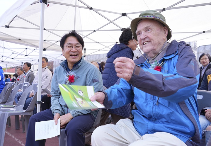 강기정 시장이 지난해 4월 6일 열린 '제22회 엠마우스슈퍼풋살대회'에 참석해 천노엘 신부와 대화를 나누고 있다 ⓒ광주광역시