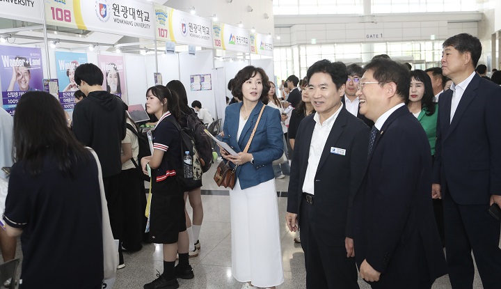 ▲김대중 전남교육감과 관계자들이 ‘2026학년도 대입정보박람회’ 부스를 둘러보고 있다 ⓒ전남교육청