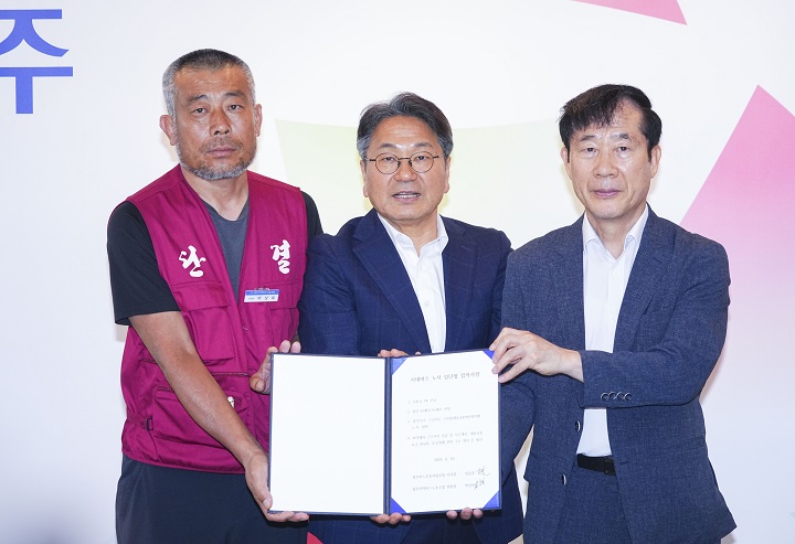 ▲광주 시내버스 노사는 20일 오전 시청 접견실에서 강기정 광주광역시장 중재로 임금 및 단체 협상에 합의했다.(왼쪽부터 박상복 광주지역버스노동조합위원장, 강기정 광주광역시장, 임동춘 광주버스운송사업조합 이사장)/광주광역시 제공