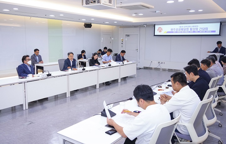 ▲강기정 광주광역시장이 20일 오후 시청 소회의실에서 배달앱 운영사, 가맹점, 라이더 관계자 등과 광주공공배달앱 활성화 방안을 논의하고 있다 광주시 