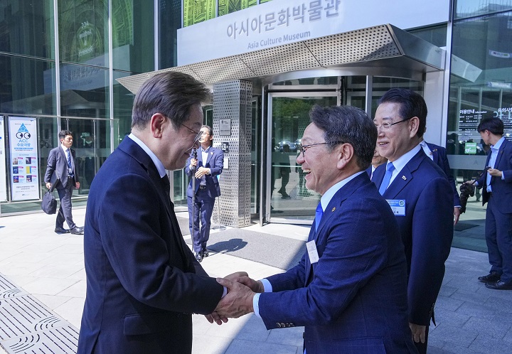 ▲강기정 시장이  '광주시민·전남도민 타운홀 미팅'에 참석한 이재명 대통령과 악수를 하고 있다ⓒ광주시 