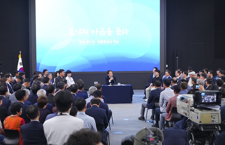 ▲이재명 대통령이 25일 광주 국립아시아문화전당에서 '광주시민·전남도민 타운홀 미팅’을 열어 민군 공항 통합 이전 문제 등 지역 현안을 청취하고 있다ⓒ광주시 
