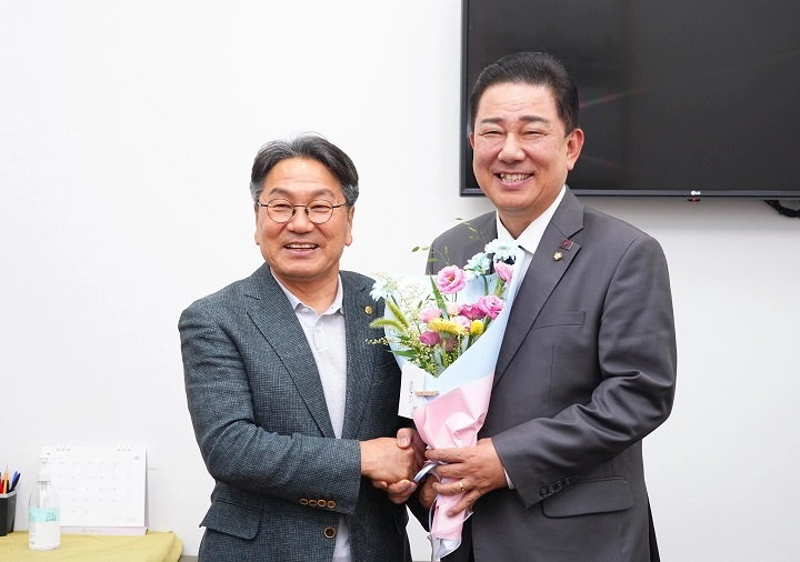 ▲강기정 시장이 여의도 국회에서 김병기 더불어민주당 당대표 직무대행 겸 원내대표를 방문해 광주발전 10대 프로젝트 국정과제 반영 지원을 건의했다 ⓒ광주시