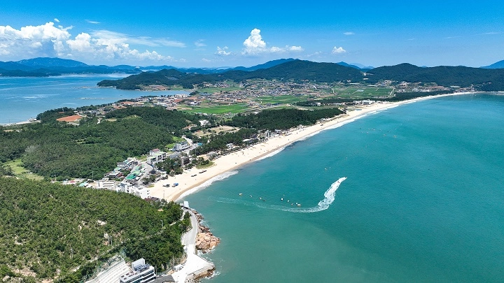 ▲신지 명사십리 해수욕장 전경ⓒ완도군