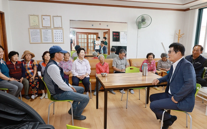  이상익 군수 대동면 용성리 구룡마을 회관 방문