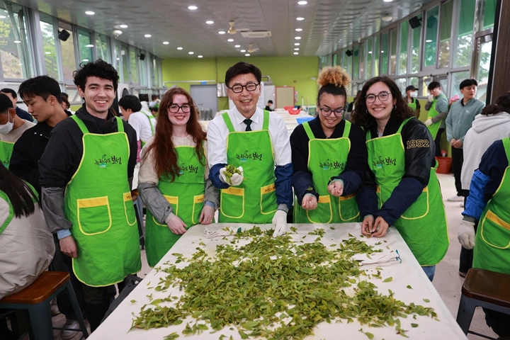 김철우 군수와 보성다향대축제를 방문한 외국인들이 함께 차를 덖고 있다 ⓒ보성군