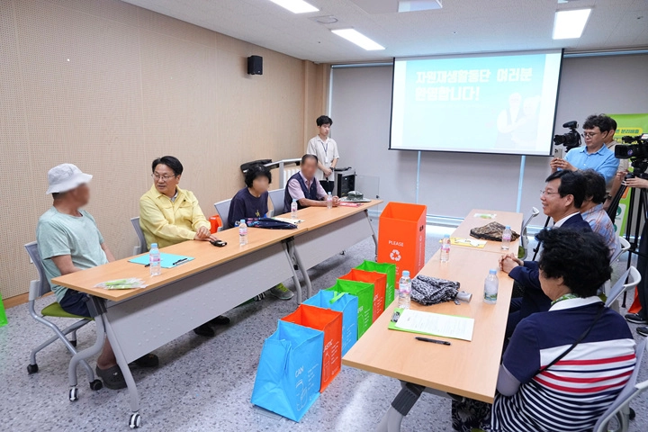 자원재생활동단 어르신들과 대화를 나누고 있는 강기정 시장 ⓒ광주광역시