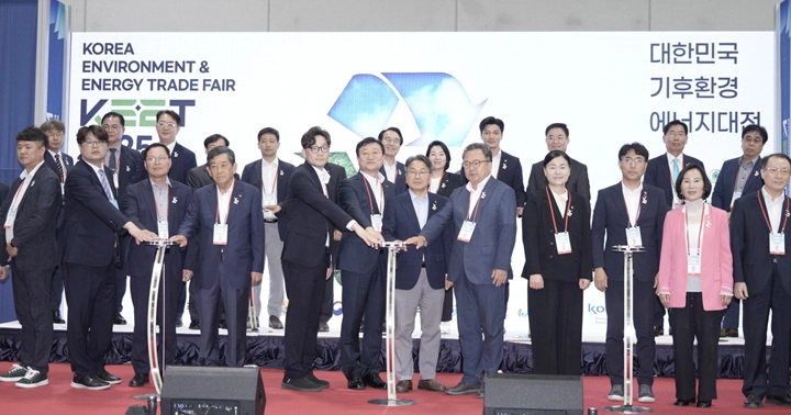 9일 서구 김대중컨벤션센터에서 열린 ‘2025 대한민국 기후환경에너지대전’ 개막식 ⓒ광주광역시