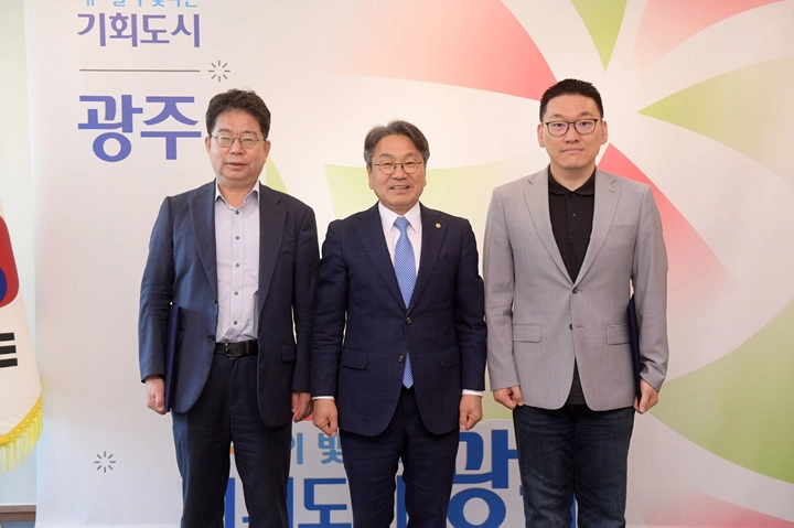 왼쪽부터)나명환 빅데이터총괄정책자문관, 강기정 광주광역시장, 박성현 AI총괄정책자문관