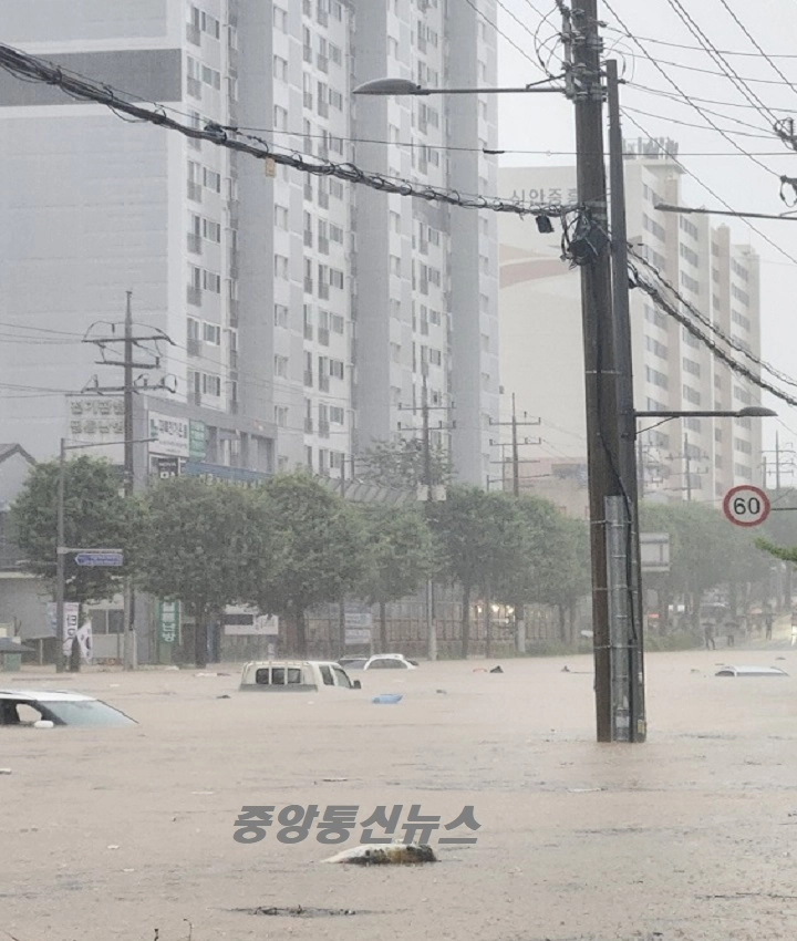 극한 호우에 물에 잠긴 차량
