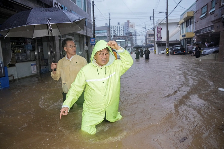 17일 오후 폭우로 침수된 북구 신안교 일대를 돌며 피해상황을 점검하고 있는 강기정 시장 ⓒ광주시