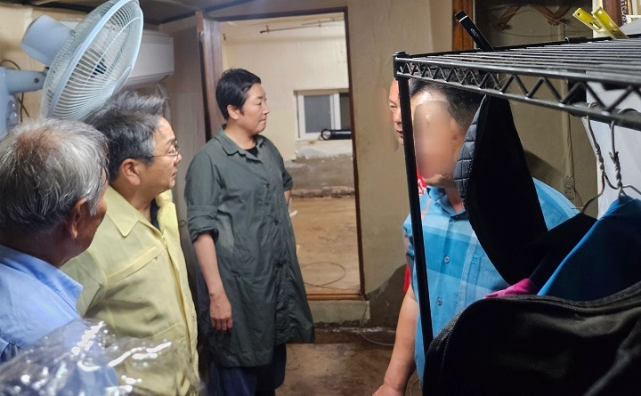▲강기정 광주시장이 19일 폭우로 큰 피해를 입은 하신마을을 찾아 주민들을 만나 피해상황을 살펴보고 있다 ⓒ광주광역시 