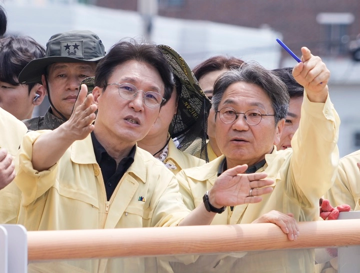 ▲강기정 광주시장이20일 오전 김민석 국무총리와 폭우 침수 피해 지역인 북구 신안교 일대를 돌며 피해 현장을 살펴보고 있다.광주광역시