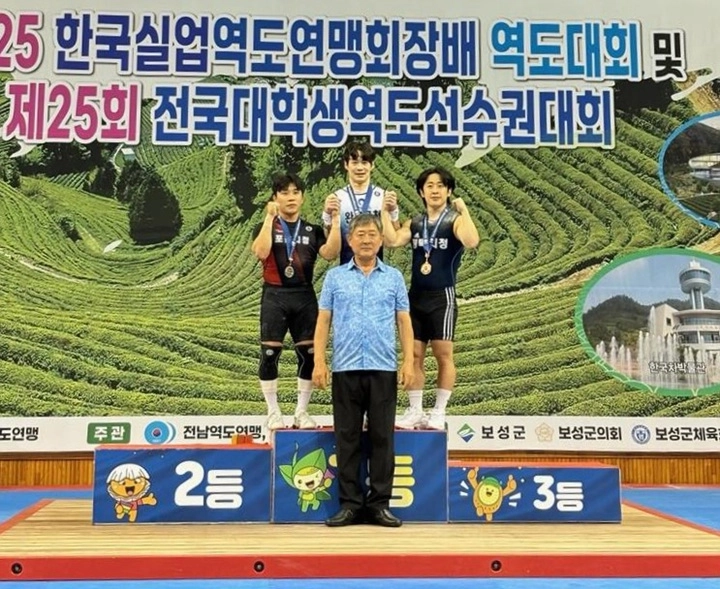 금메달 3개를 획득한 김동민 선수(중앙) ⓒ완도군