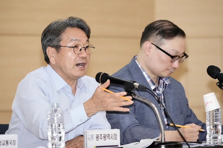 ▲강기정 시장이 22일 오후 광주교통문화연수원에서 열린 ‘택시요금 현실화를 위한 광주시민 공청회’에 참석해 참석자들과 택시요금 적정 산정 용역 결과를 공유한 뒤 의견을 나누고 있다 광주시