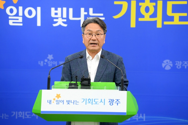 강기정 시장이 23일 오후 시청 브리핑실에서 민생회복 소비쿠폰 지급 관련 기자회견을 하고 있다 ⓒ광주광역시