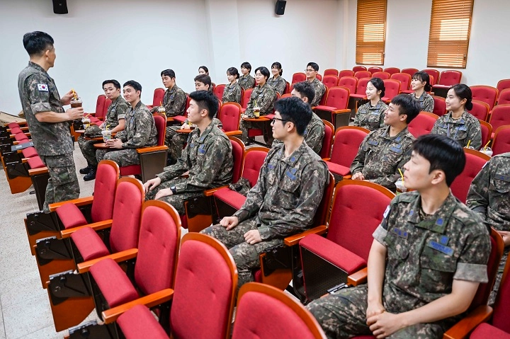 ▲초급장교들이 ‘지휘관과의 대화’ 중 지휘관의 이야기를 경청하고 있다.ⓒ1전비