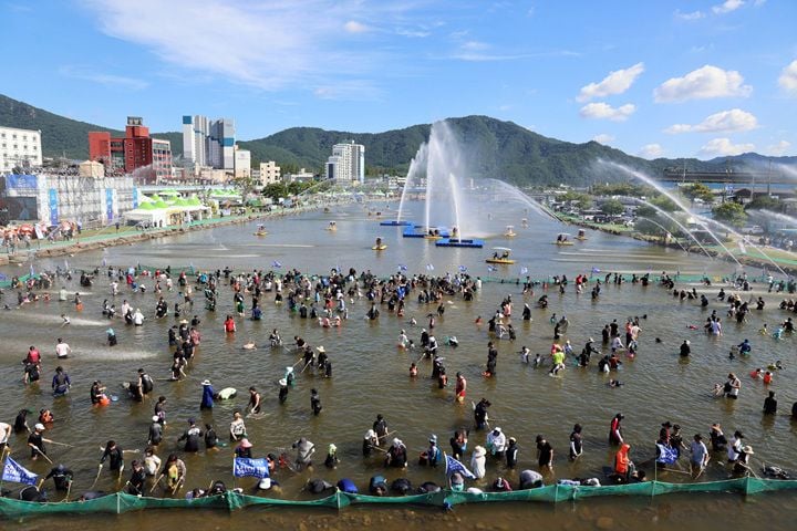 "물축제장 물고기를 잡아라" ⓒ장흥군
