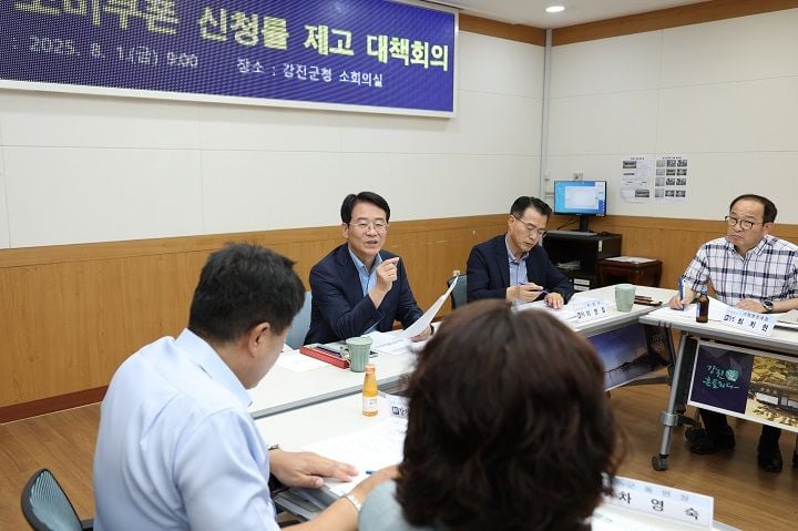 ▲강진원 강진군수가 민생회복 소비쿠폰의 신속한 사용과 관련해 대책회의를 하고 있다. ⓒ강진군