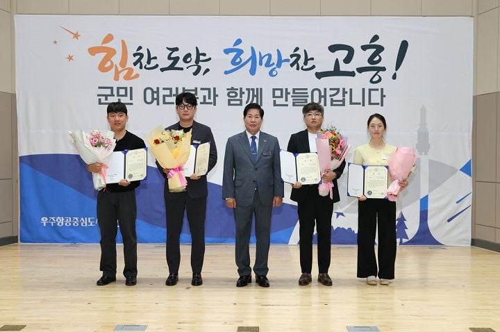 왼쪽부터 관광정책실 최재욱 주무관, 상하수도사업소 김지훈 주무관, 공영민 고흥군수, 보건소 김황오 주무관, 문화체육과 이인영 주무관ⓒ고흥군 ⓒ