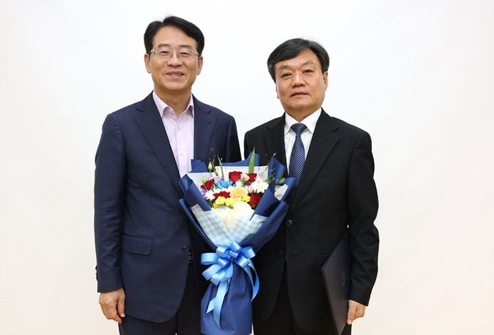 사진 : 강진원 강진군수(왼쪽)와 강진군문화관광재단 김기태 신임 대표이사