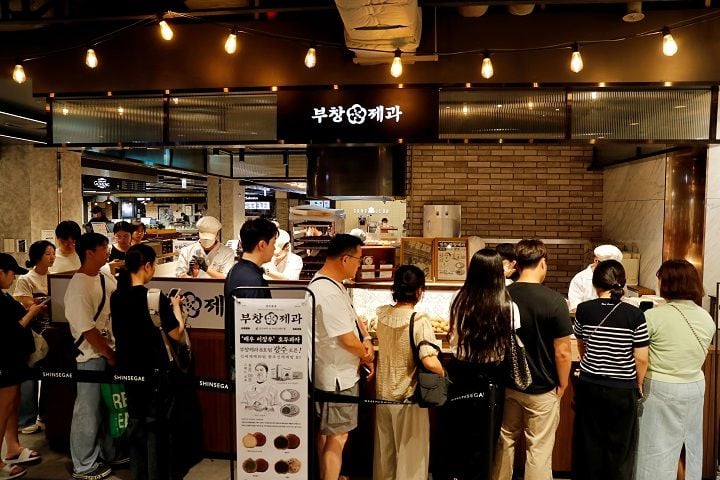  광주신세계 오픈 직후 본관 지하 1층 부창제과에 호두과자를 구입하려는 고객들이 줄을 서 있다ⓒ광주신세계