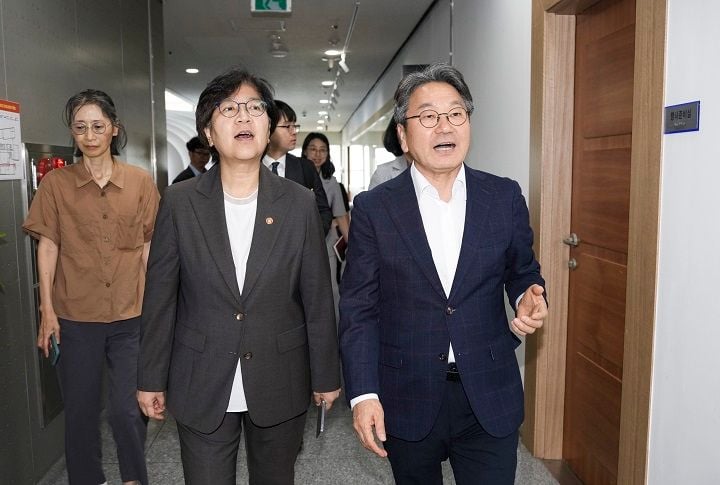▲강기정 시장이 6일 오후 광주시 통합돌봄 정책 현장간담회 참석을 위해 시청을 방문한 정은경 보건복지부 장관을 맞이하고 있다ⓒ광주시