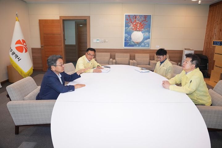 강기정 시장이 지난달 29일 시청 접견실에서 김용균 행안부 안전정책실장과 이선무 중앙합동조사단 광주반장(행안부 농축산해양재난대응과장)을 만나 광주시 피해지역의 신속한 특별재난지역 지정과 국고 지원 필요성을 강조하고 있다 ⓒ광주시
