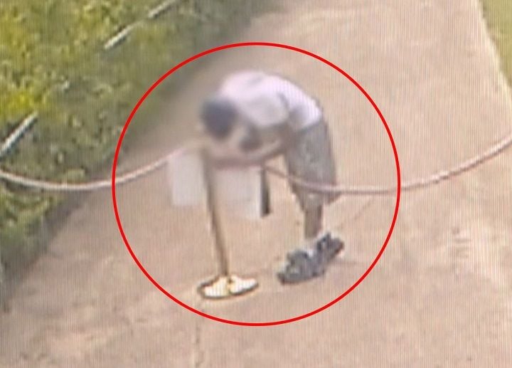 ▲한양도성 보호구역 내 시설물에 이벤트용 스티커를 붙이는 장면 (사진출처 : 채널A)
