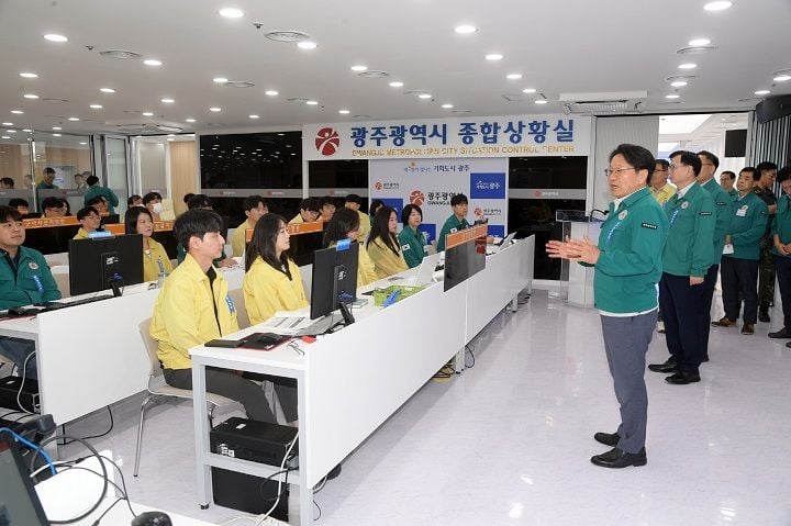 ▲강기정 시장이 지난 2024년 8월19일 시청 충무시설에서 '2024년 을지연습 최초 상황보고회'를 주재하고 있다 ⓒ광주시