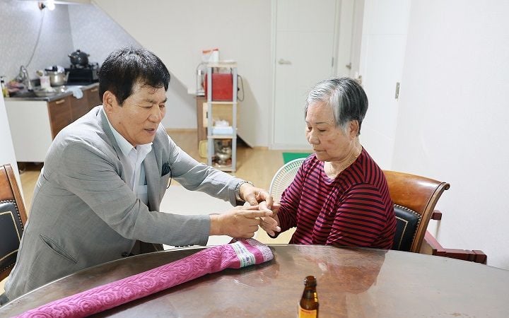 ▲지난 11일 해보면의 고 정재남 선생 유가족을 위문하는 이상익 군수ⓒ함평군