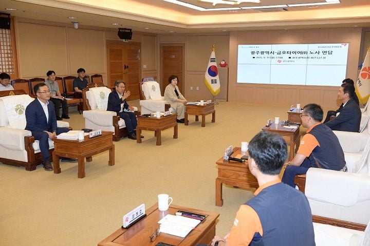 ▲강기정 시장이 지난 11일 금호타이어 경영진과 노조 대표를 만나 ‘광주공장 재건 및 함평 이전 노사 합의안’에 대한 실질적인 후속조치를 논의하고 있다ⓒ광주시