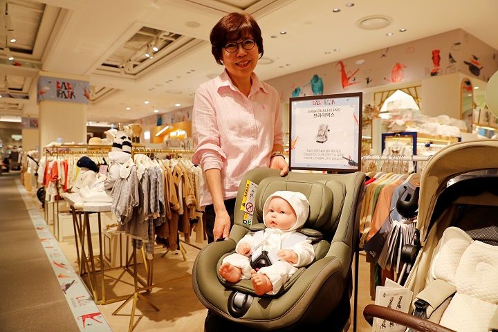 ▲신세계 본관 6층 매장에서 직원이 브라이텍스 카시트를 선보이고 있다 ⓒ광주신세계 