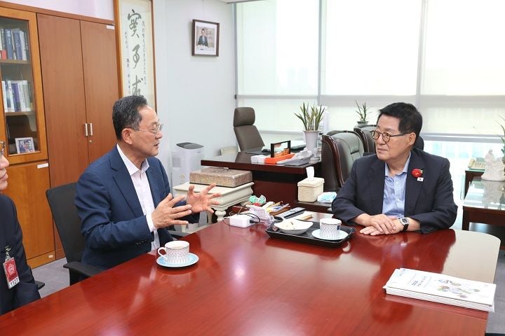 ▲국비확보를 위해 박지원 국회의원을 방문한 명현관 군수 ⓒ해남군