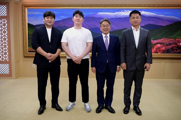 사진 왼쪽부터) 정수연, 이장복씨, 강기정 시장, 최승일 씨 ⓒ광주광역시