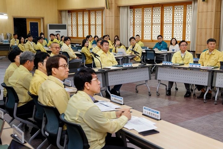 ▲이정선 교육감이 18일 본청 상황실에서 을지연습 최초 상황보고를 받고 있다 ⓒ광주시교육청 