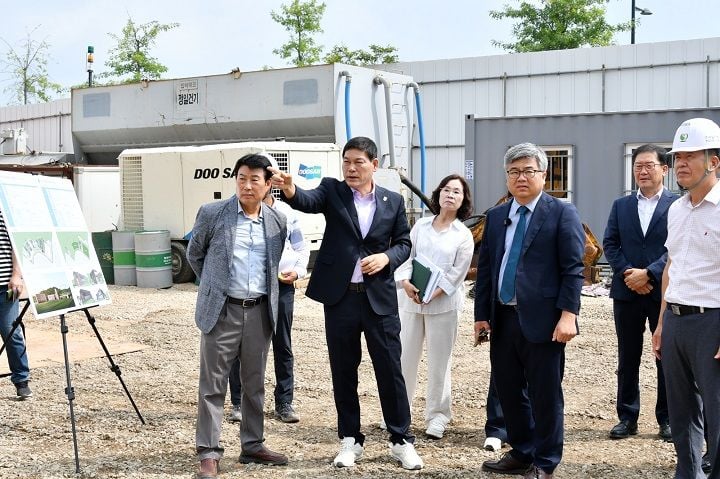 ▲페이스튼 담양캠퍼스을 찾은 정철원 군수 (가운데) ⓒ담양군